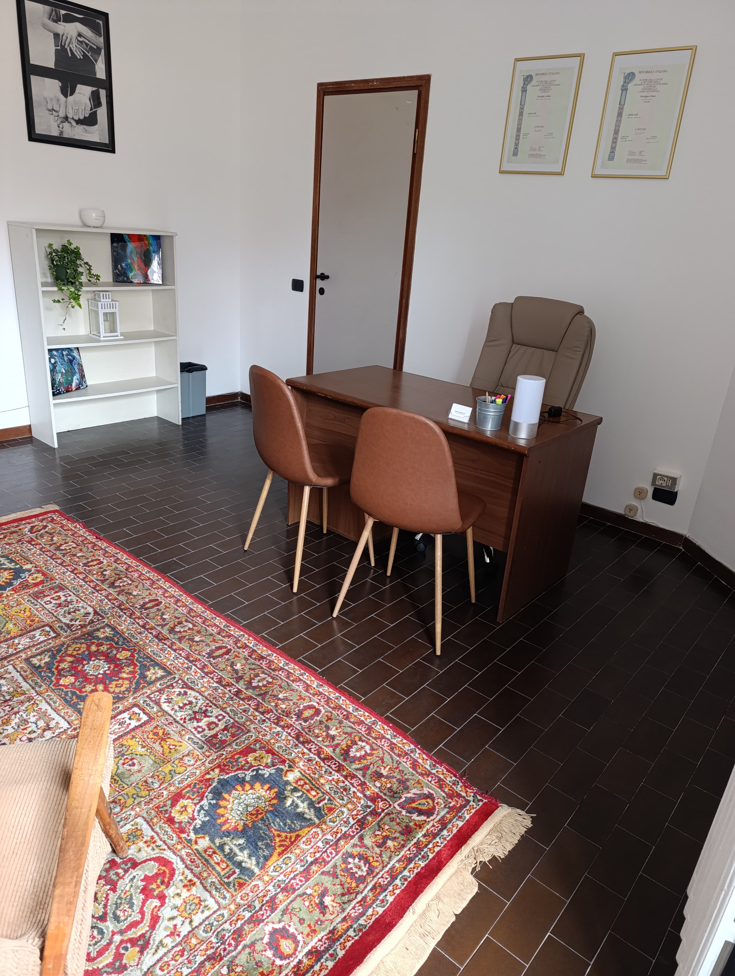 Scrivania dello studio con certificazioni sullo sfondo
