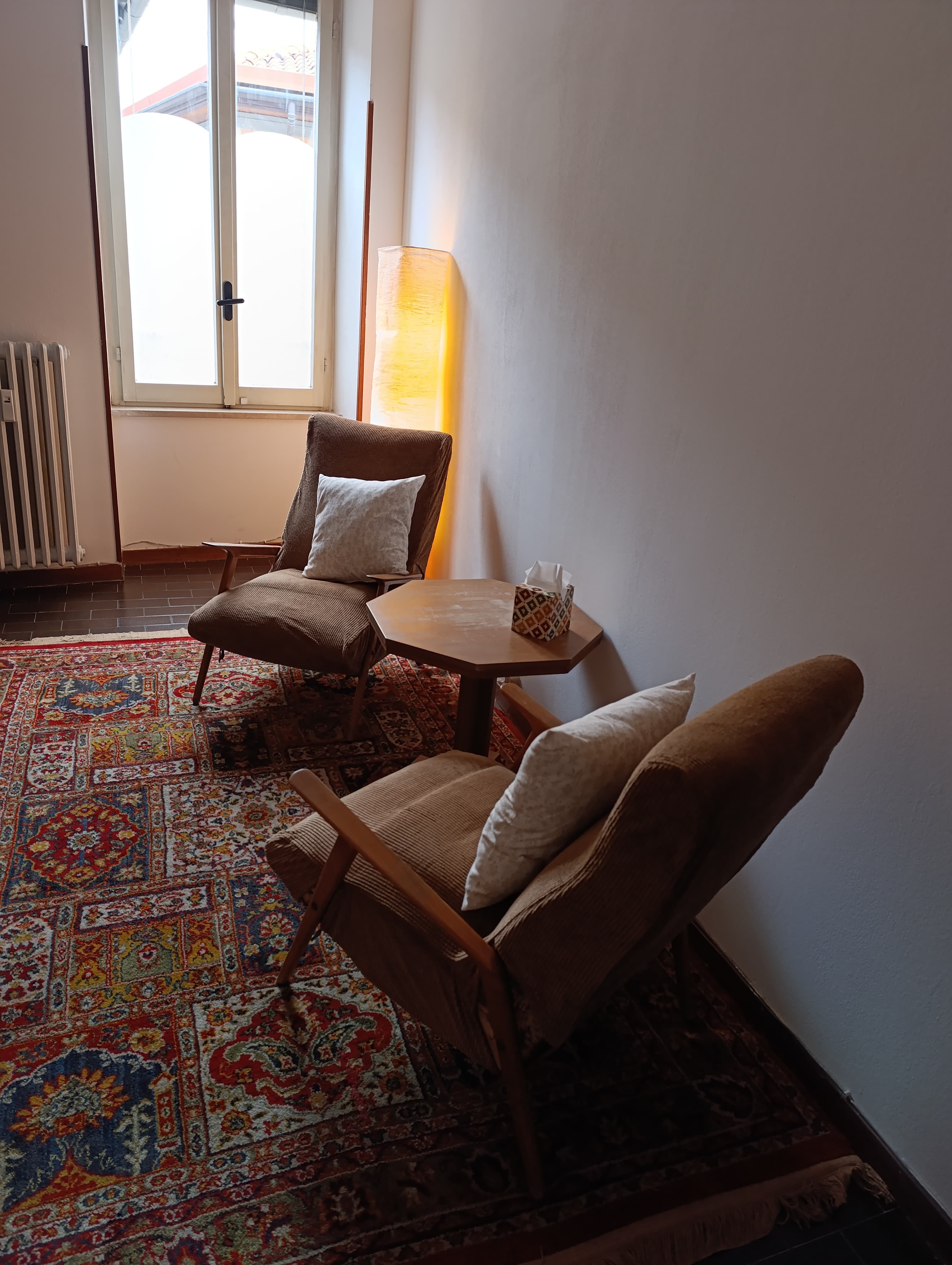 Dettaglio della zona con lampada e poltrone