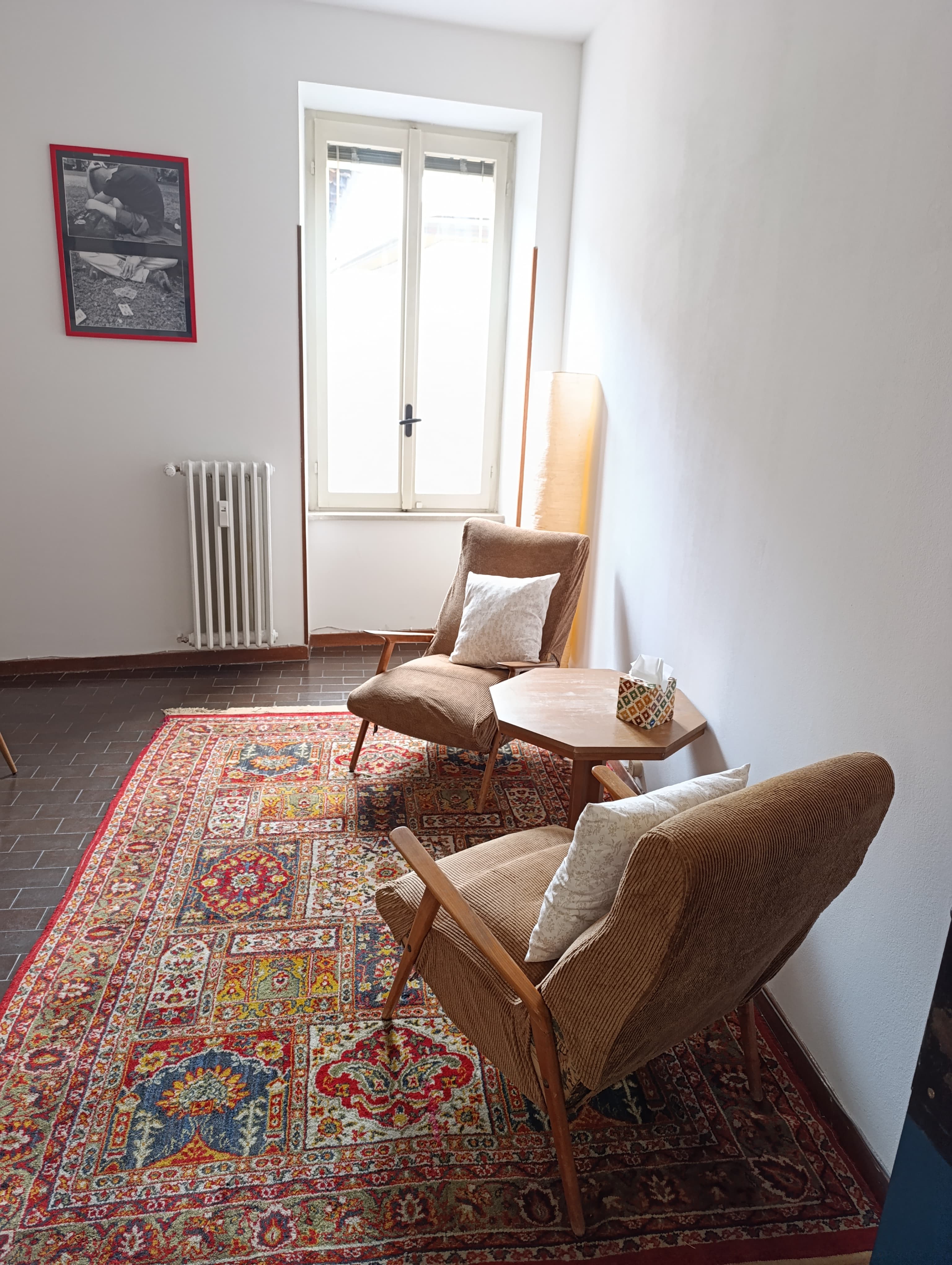 Angolo dello studio con poltrone e luce naturale